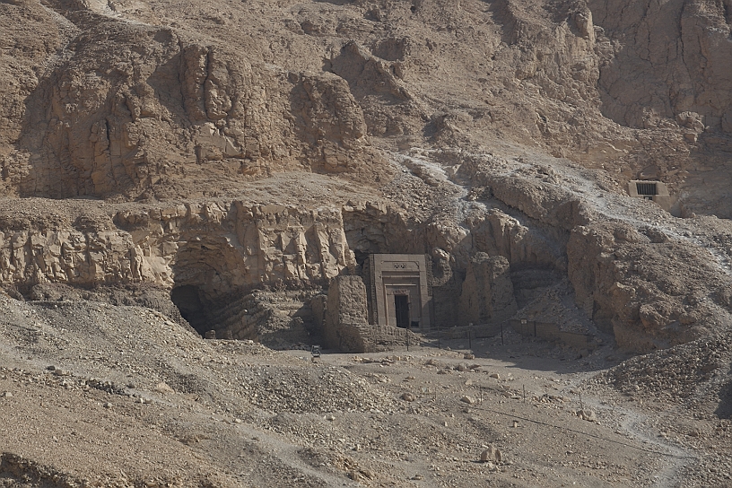 59 MAK_6020.jpg - Anche su questo versante sono poste delle sepolture, come quella di Senenmut, alto funzionario ed architetto durante il regno di Hatshepsut.